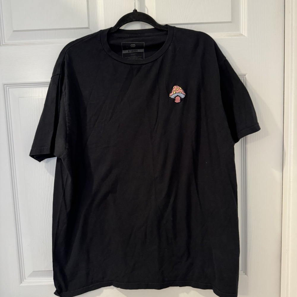 Red Eight T-shirt Mens‎ Sz XL Black Embroidered Mushroom Logo